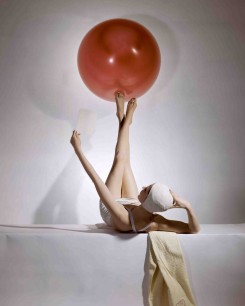 Horst, Summer Fashions, American Vogue cover,  15 May 1941,   © Condé Nast / Horst Estate