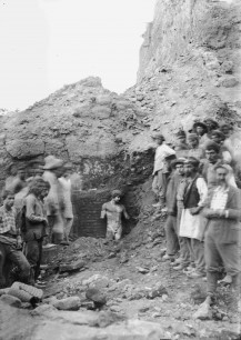 Théophile Homolle(?), Discovery of Antinoüs, Delphi 1894, print from glass negative