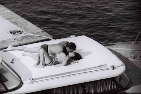 Marcello Geppetti,  Richard Burton and Liz Taylor kissing in Ischia, June 1962. MGMC & Solares Fondazione delle Arti