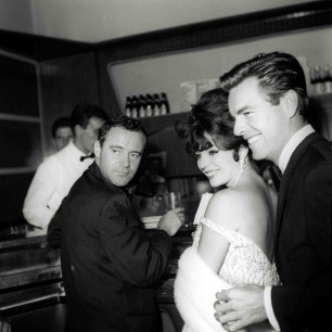 Marcello Geppetti,  Jack Lemmon, Joan Collins and Robert Wagner at “Caffè dell’Epoca”, Rome, October 1961. MGMC & Solares Fondazione delle Arti