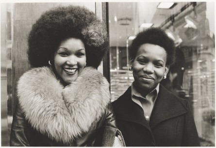 Al Vandenberg, High Street Kensington, from the series 'On a Good Day', © The Estate of Al Vandenberg / Victoria and Albert Museum, London