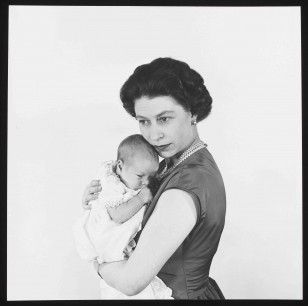 Cecil Beaton, Queen Elizabeth II with Prince Andrew, 1960