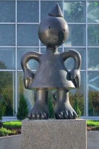 Tom Otterness. Mad Mom, 2001. Bronze, 119 x 66 x 49.5 ins.  Gift of Fred and Lena Meijer. © Tom Otterness