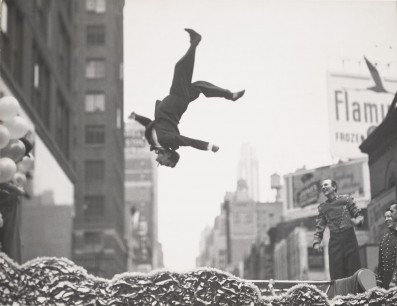 GarryWinogrand, New York, c.1955. Tirage gélatino-argentique. The Garry Winogrand Archive, Center for Creative Photography, The University of Arizona. © The Estate of Garry Winogrand, courtesy Fraenkel Gallery, San Francisco
