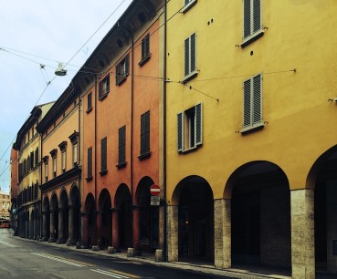 Arcades, Bologna. The wires are for the trolleybuses. © Stephen Kingsley