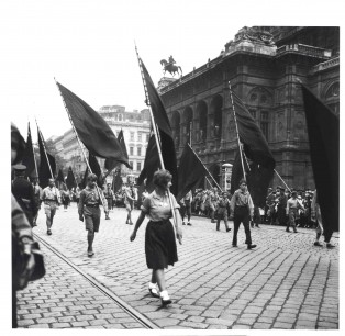 Edith Suschitzky, Members of the Social-Democratic Youth Movement Marching Past the Opera House, Opernring, Vienna, c.1928. Modern silver-gelatin print, 28×30cm. National Galleries of Scotland, PGP 279.9